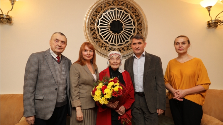 Олег Николаев поздравил ведущую актрису Чувашского драмтеатра Веру Кузьмину с Международным женским днем
