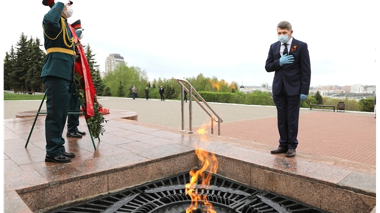 Олег Николаев возложил цветы к Вечному огню у Монумента Славы