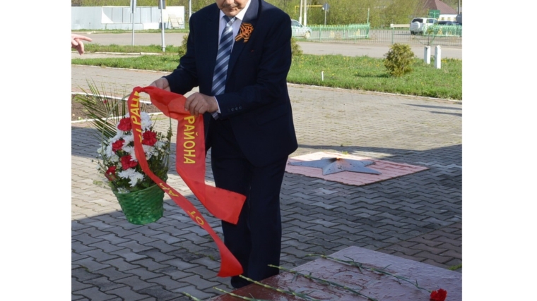 В селе Янтиково возложили цветы к Монументу Славы